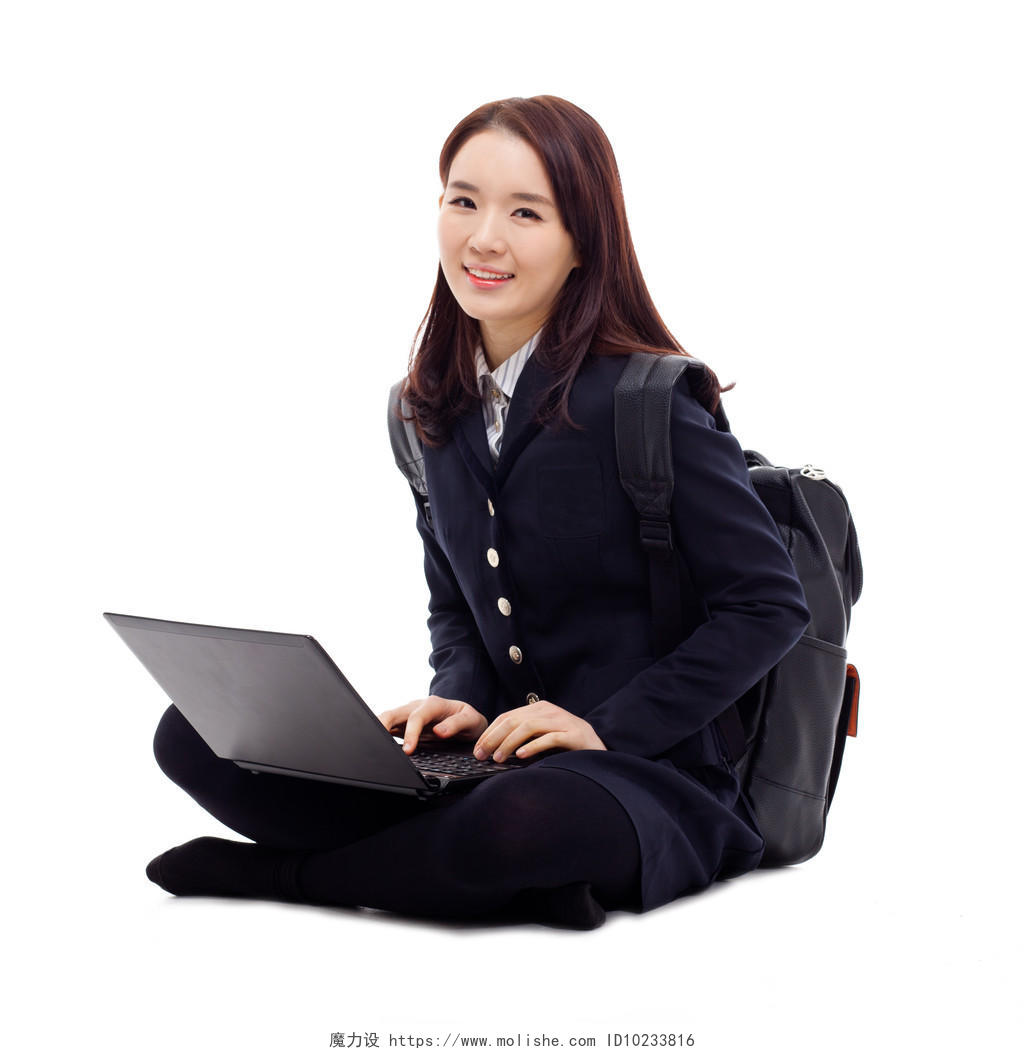白色背景上抱着电脑的美女学生微笑
